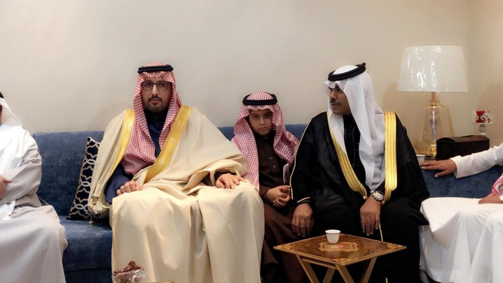 صاحب السمو الملكي الأمير عبدالإله بن عبدالرحمن آل سعود يعزي أسرة ” الدبل “