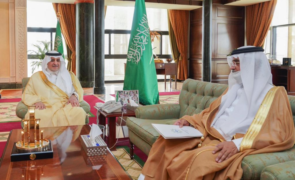 أمير تبوك يلتقي المشرف العام على مدارس الملك عبدالعزيز النموذجية بالمنطقة