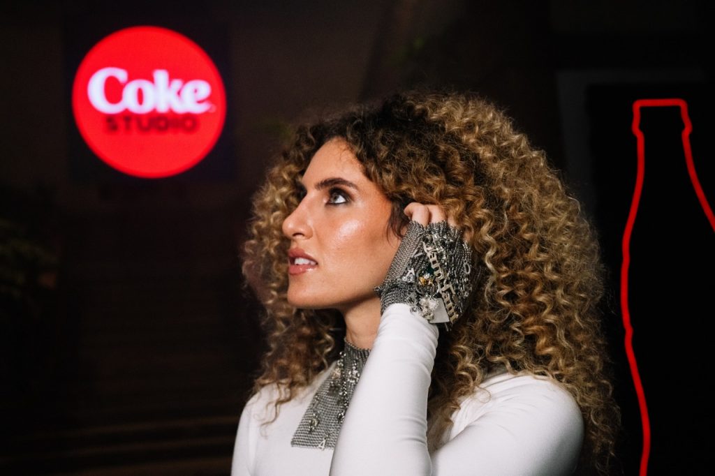 كوكا-كولا تسلط أضواء العالم على الفنانة السعودية تام تام مع إطلاق أغنية كأس العالم فيفا 2022 “Kind of Magic”