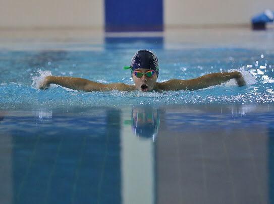 فهد العليان لاعب نادي الهلال للسباحة أبداء يومي بالدراسة عن بعد