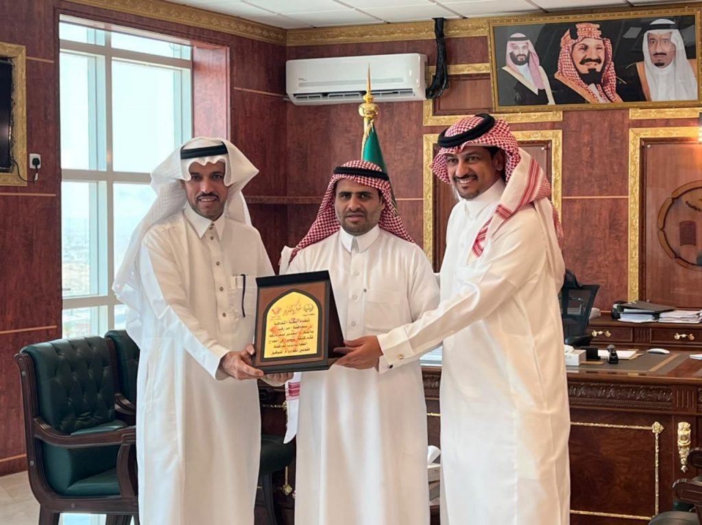 اللجنة الثقافية تهنئ المهندس حسن القحطاني بمناسبة تعيينه رئيساً لبلدية المحافظة
