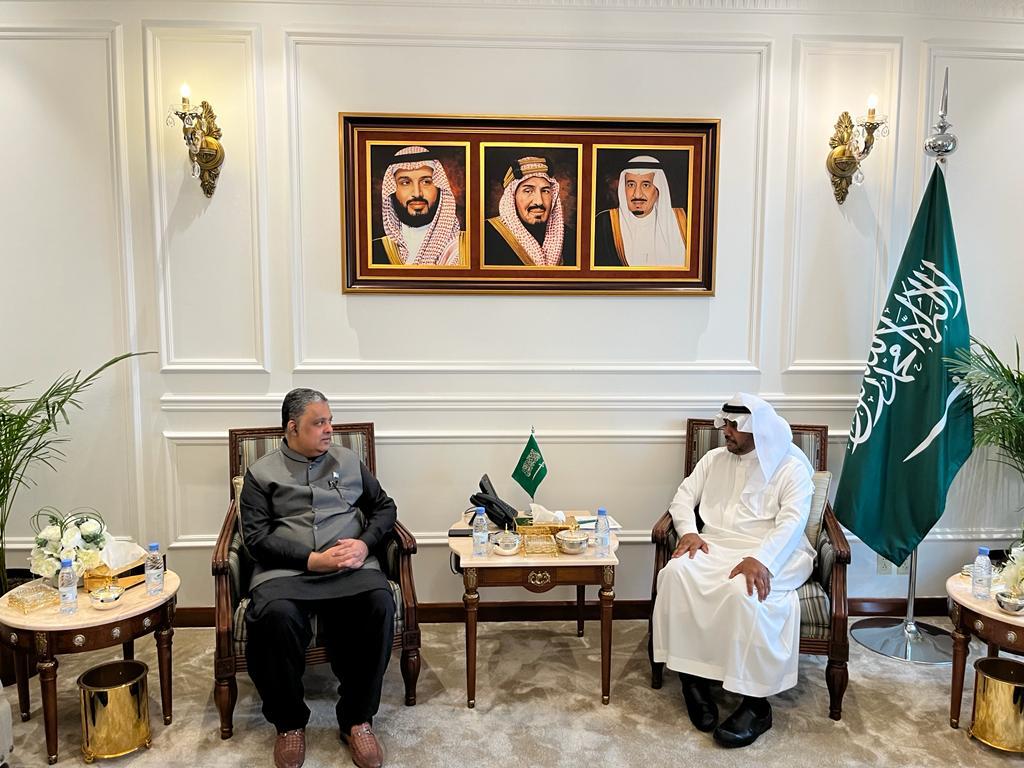 المندوب السعودي الدائم لدى التعاون الإسلامي يستقبل نظيره “الباكستاني”