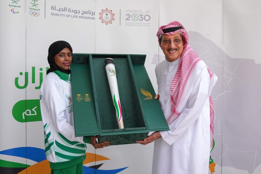 لاعبة المنتخب السعودي حنان عامري تحمل شعلة دورة الألعاب السعودية الأولى بجازان